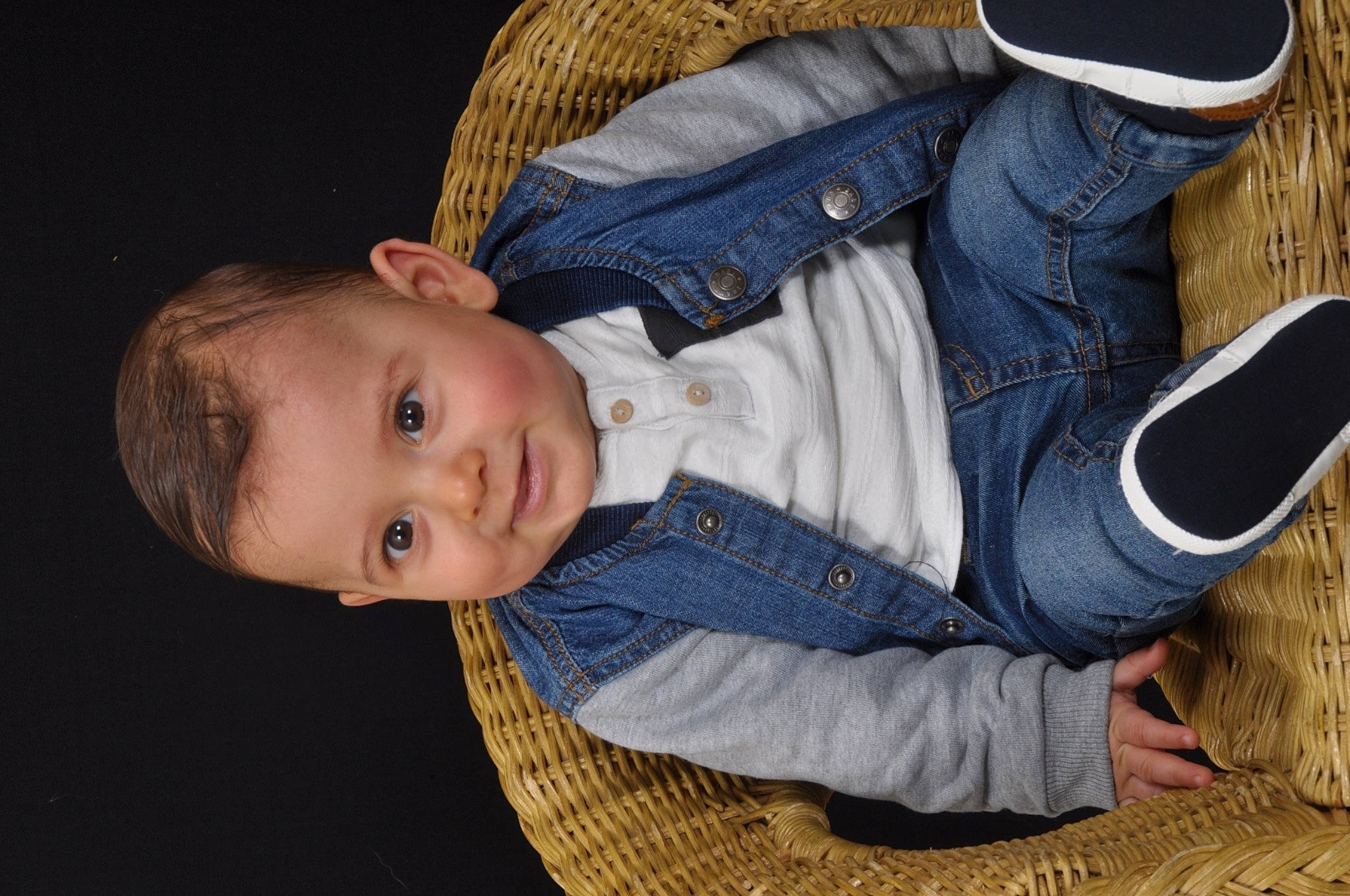 Tiago Rafaël participe au concours pour gagner de l'argent avec cette photo : baby, baby_toddler_clothing, cap, cheek, child, comfort, face, grass, hat, headgear, human_body, joy, mammal, outerwear, person, sitting, skin, sleeve, sun_hat, toddler