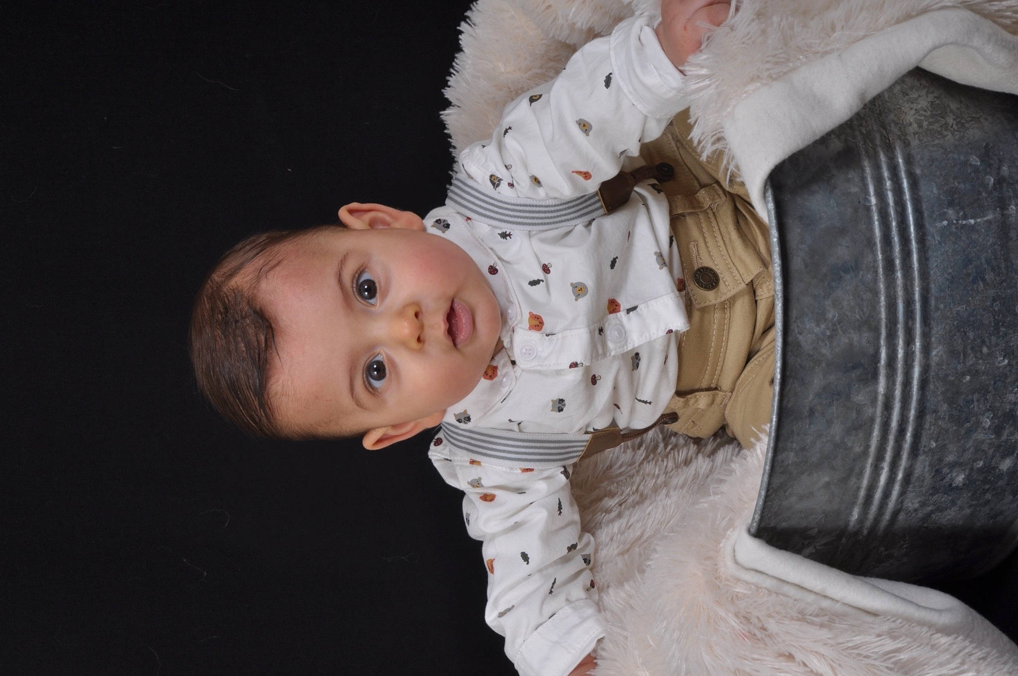 Tiago Rafaël a rejoint le concours — aidez-le/la à gagner de superbes lots ! abdomen, baby, baby_products, baby_toddler_clothing, cheek, child, comfort, costume, flash_photography, fun, fur, human_body, nose, person, sitting, skin, sleeve, toddler, tree, trunk