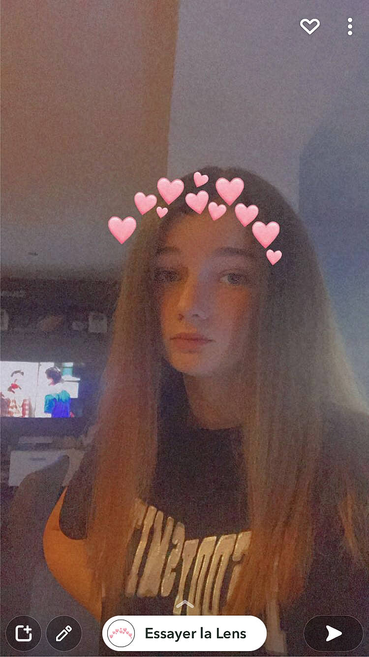 Liloo participe au concours pour gagner de l'argent avec cette photo : bangs, black_hair, chin, cool, ear, eye_shadow, eyebrow, eyelash, facial_expression, fashion, fashion_design, forehead, hairstyle, headpiece, jaw, lip, lipstick, long_hair, makeover, person