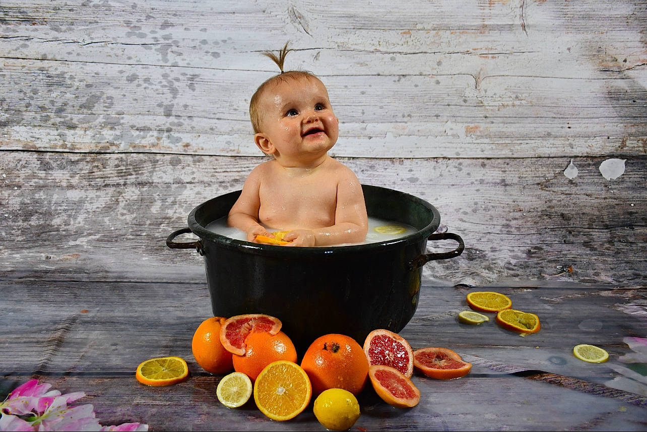 Nina participe au concours pour gagner de l'argent avec cette photo : apple, baby, bathing, bowl, citrus, comfort_food, cuisine, food, fruit, happy, ingredient, natural_foods, orange, person, plant, produce, serveware, sweetness, tableware, toddler