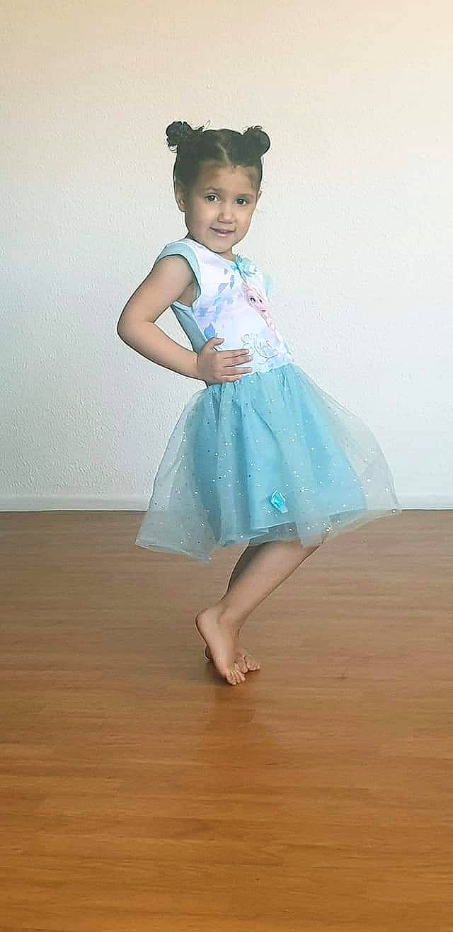 Lena a rejoint le concours — aidez-le/la à gagner de superbes lots ! aqua, ballet, ballet_dancer, ballet_tutu, blue, child, child_model, clothing, costume, dance, dress, event, footwear, leg, person, shoe, standing, toddler, turquoise