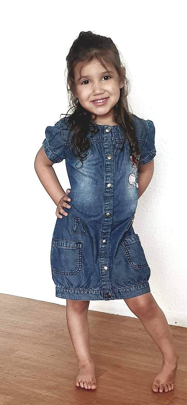 Lena participe au concours pour gagner de l'argent avec cette photo : blue, button, child, child_model, clothing, denim, dress, fashion_design, jeans, joy, one_piece_garment, person, pocket, sleeve, standing, textile, toddler, trousers, waist