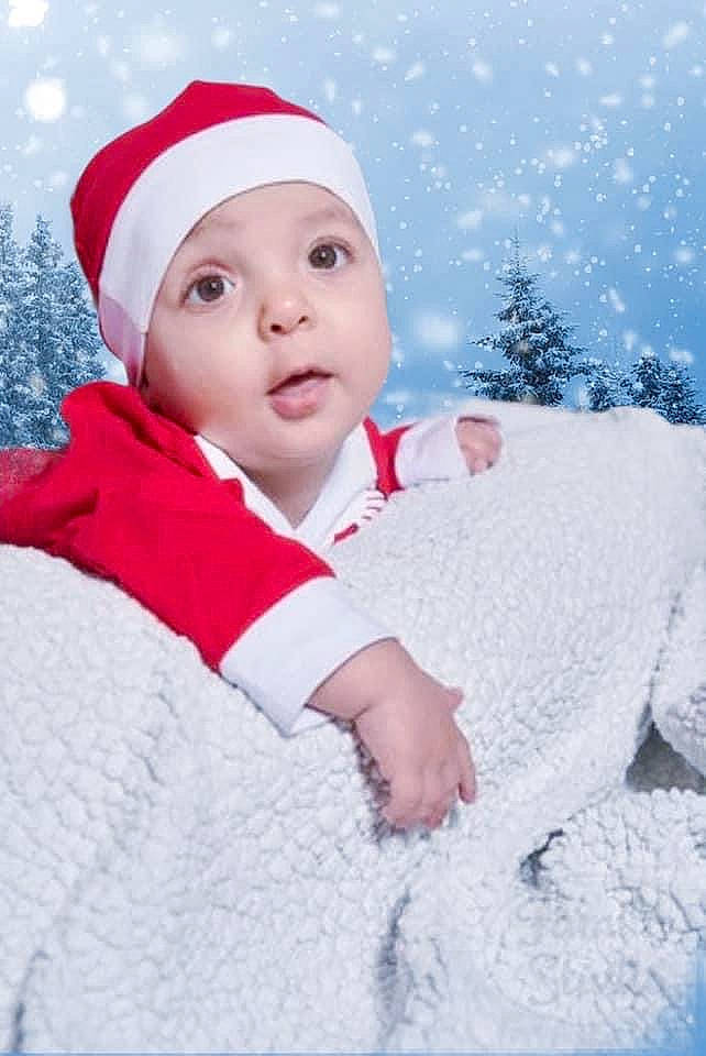 Noah participe au concours pour gagner de l'argent avec cette photo : baby, cap, event, eye, face, flash_photography, freezing, gesture, happy, headgear, headwear, human_body, lip, outerwear, people_in_nature, person, santa_claus, skin, sky, snow