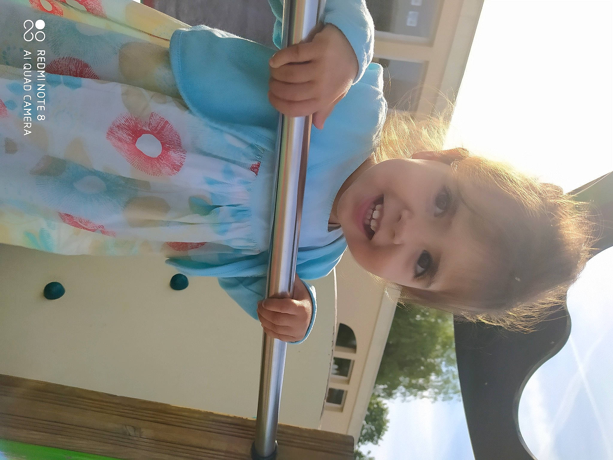 Asma a rejoint le concours — aidez-le/la à gagner de superbes lots ! child, city, finger, fun, gesture, grass, green, hand, happy, joy, leisure, outdoor_play_equipment, person, shade, sky, smile, swing, t_shirt, toddler, tree
