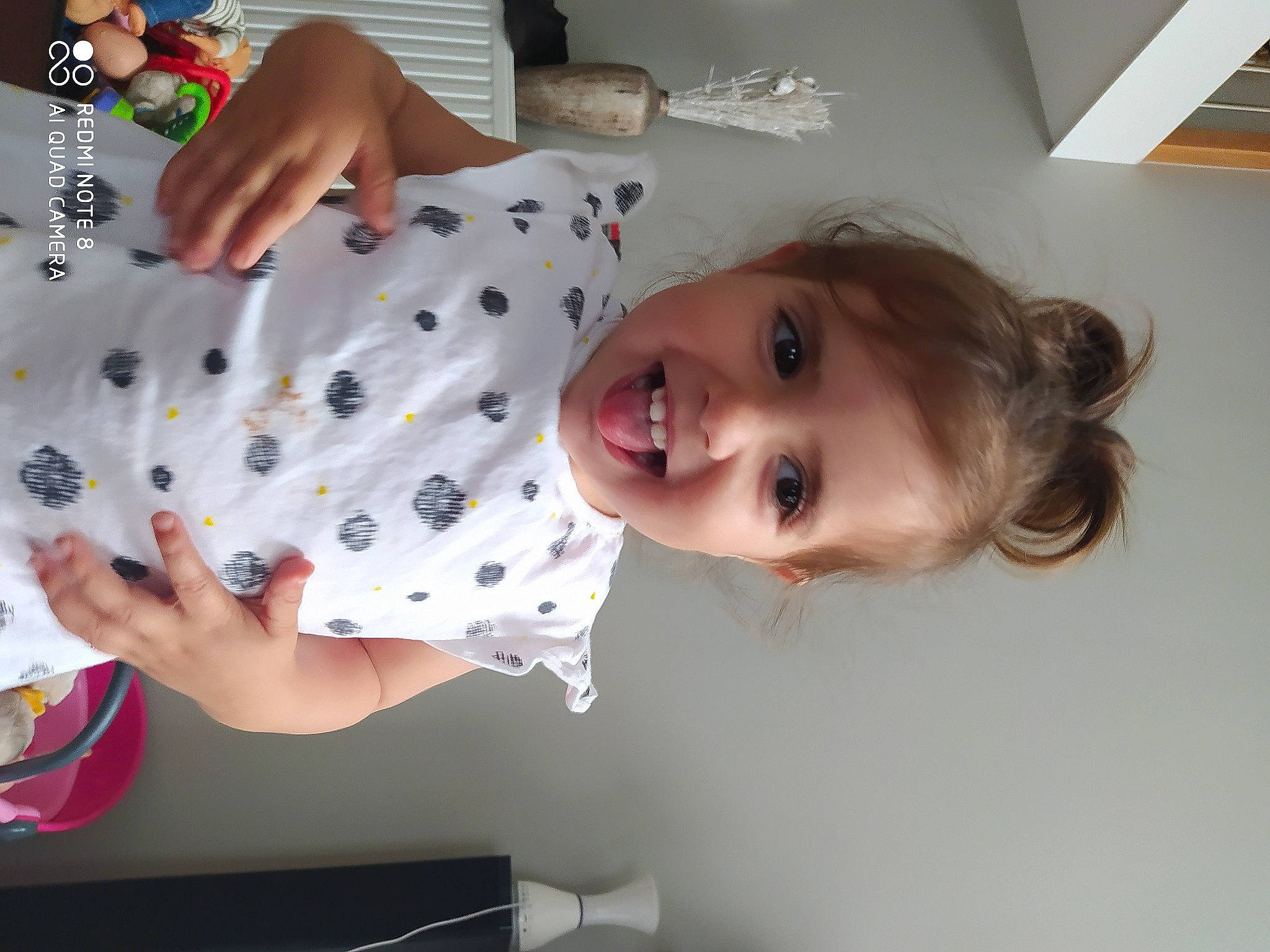 Asma participe au concours pour gagner de l'argent avec cette photo : arm, baby, baby_products, baby_toddler_clothing, child, elbow, finger, fun, gesture, hand, happy, nail, pattern, person, room, sleeve, smile, thumb, toddler, white