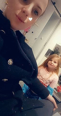 Emy participe au concours pour gagner de l'argent avec cette photo : cloud, cool, dress, electric_blue, eyewear, gesture, happy, head, human_body, human_leg, joy, long_hair, person, shoulder, skin, sleeve, sportswear, standing, t_shirt, thigh