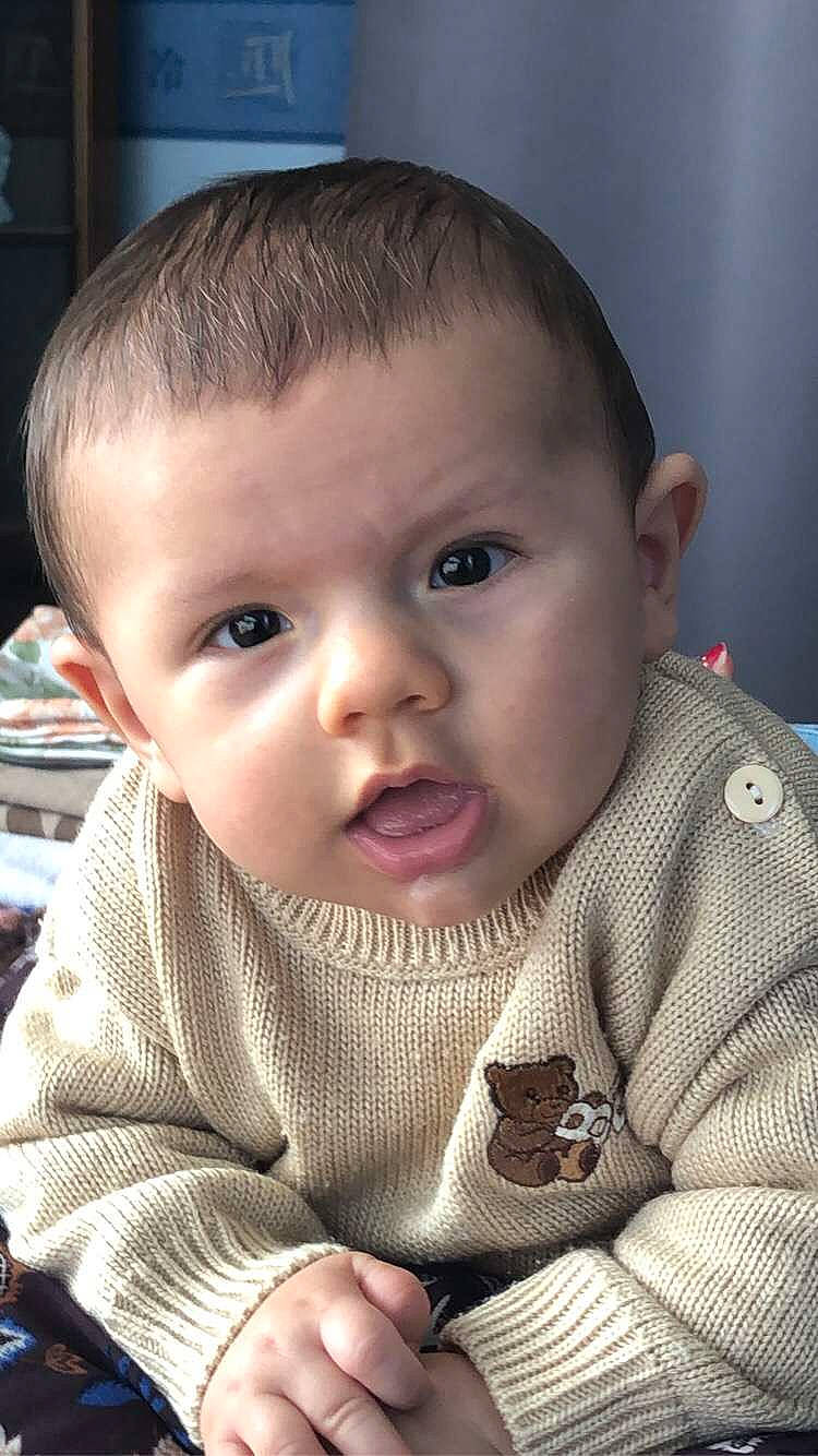 Clément a rejoint le concours — aidez-le/la à gagner de superbes lots ! baby, baby_toddler_clothing, cheek, chin, close_up, ear, eyebrow, eyelash, finger, forehead, gesture, hairstyle, happy, iris, lip, mouth, nose, person, skin, sleeve