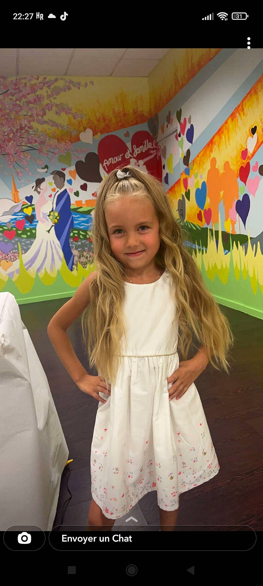 Cattleya a rejoint le concours — aidez-le/la à gagner de superbes lots ! art, artist, beauty, chair, child, event, fashion_design, flooring, fun, happy, joy, kindergarten, mural, pattern, person, room, school, smile, t_shirt, textile