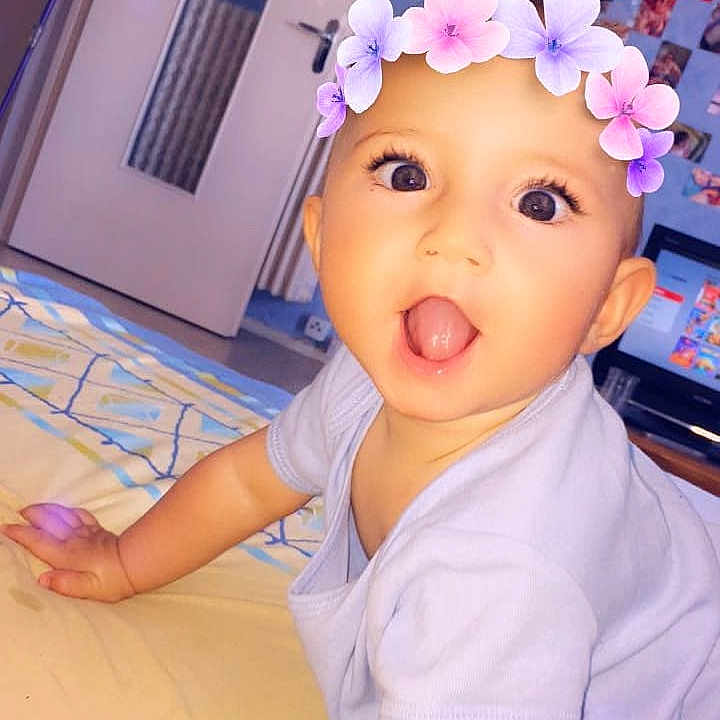 Luna a rejoint le concours — aidez-le/la à gagner de superbes lots ! cheek, child, ear, eye, face, forehead, girl, hair_accessory, head, headband, headgear, human_hair_color, infant, nose, person, pink, product, purple, skin, smile