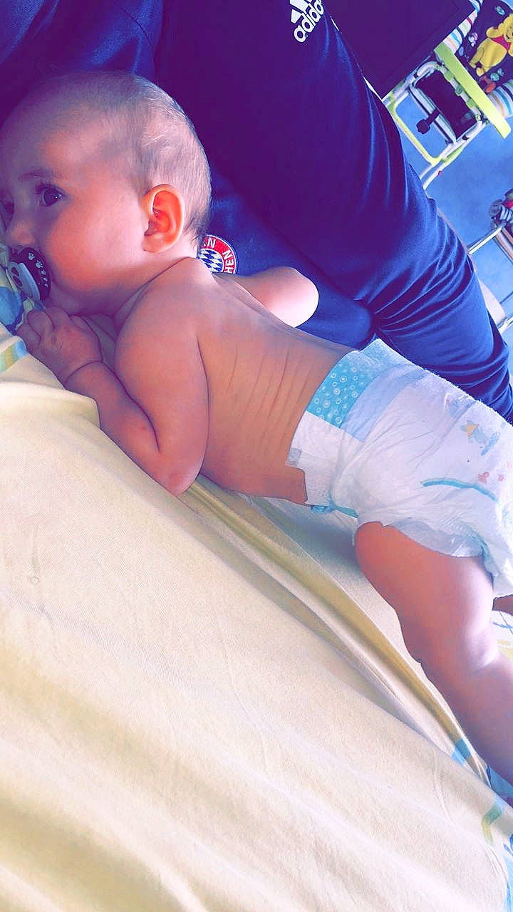 Luna a rejoint le concours — aidez-le/la à gagner de superbes lots ! bedtime, black_hair, blue, cheek, child, finger, fun, girl, hand, human_hair_color, infant, leg, mouth, person, product, skin, sleep, thigh, toddler, undergarment