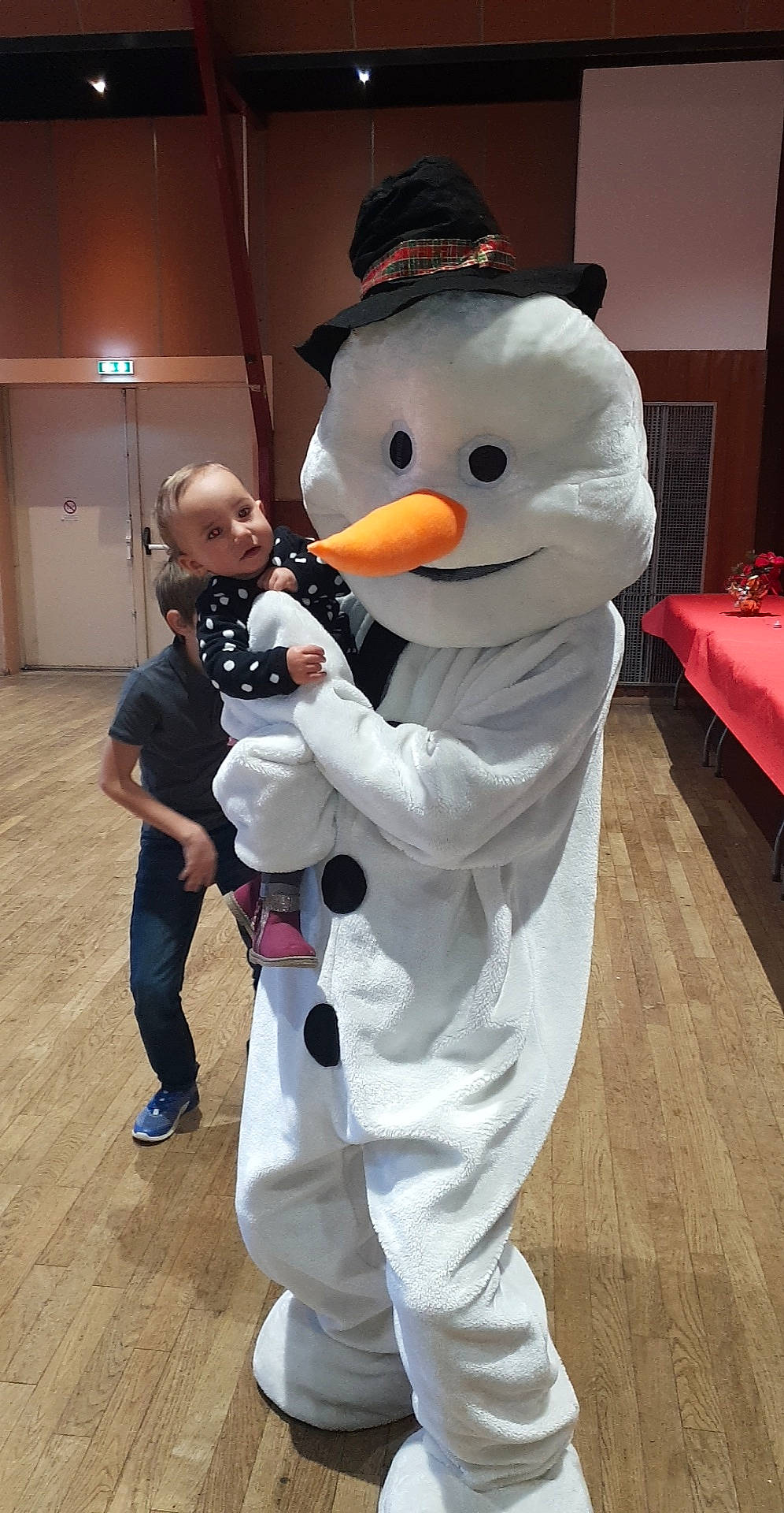 Luna participe au concours pour gagner de l'argent avec cette photo : costume, fun, mascot, person, product, snowman