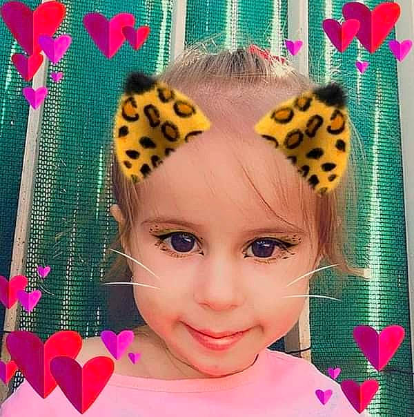 Elena participe au concours pour gagner de l'argent avec cette photo : beauty, cheek, ear, eye, eyebrow, eyelash, face, fashion_accessory, forehead, girl, hair, hair_accessory, hair_coloring, hairstyle, head, human_hair_color, lip, nose, person, pink