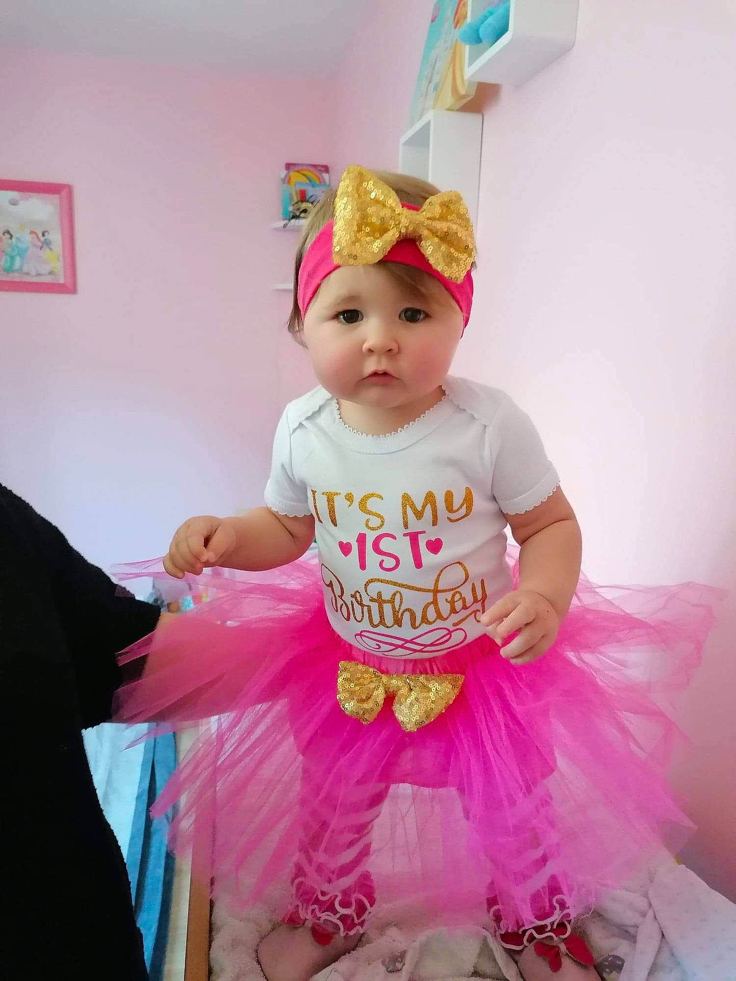 Julia a rejoint le concours — aidez-le/la à gagner de superbes lots ! baby, baby_products, baby_toddler_clothing, ballet_tutu, birthday, child, costume_hat, crown, event, fashion_accessory, fun, hair_accessory, happy, headpiece, headwear, magenta, party_supply, peach, person, pink