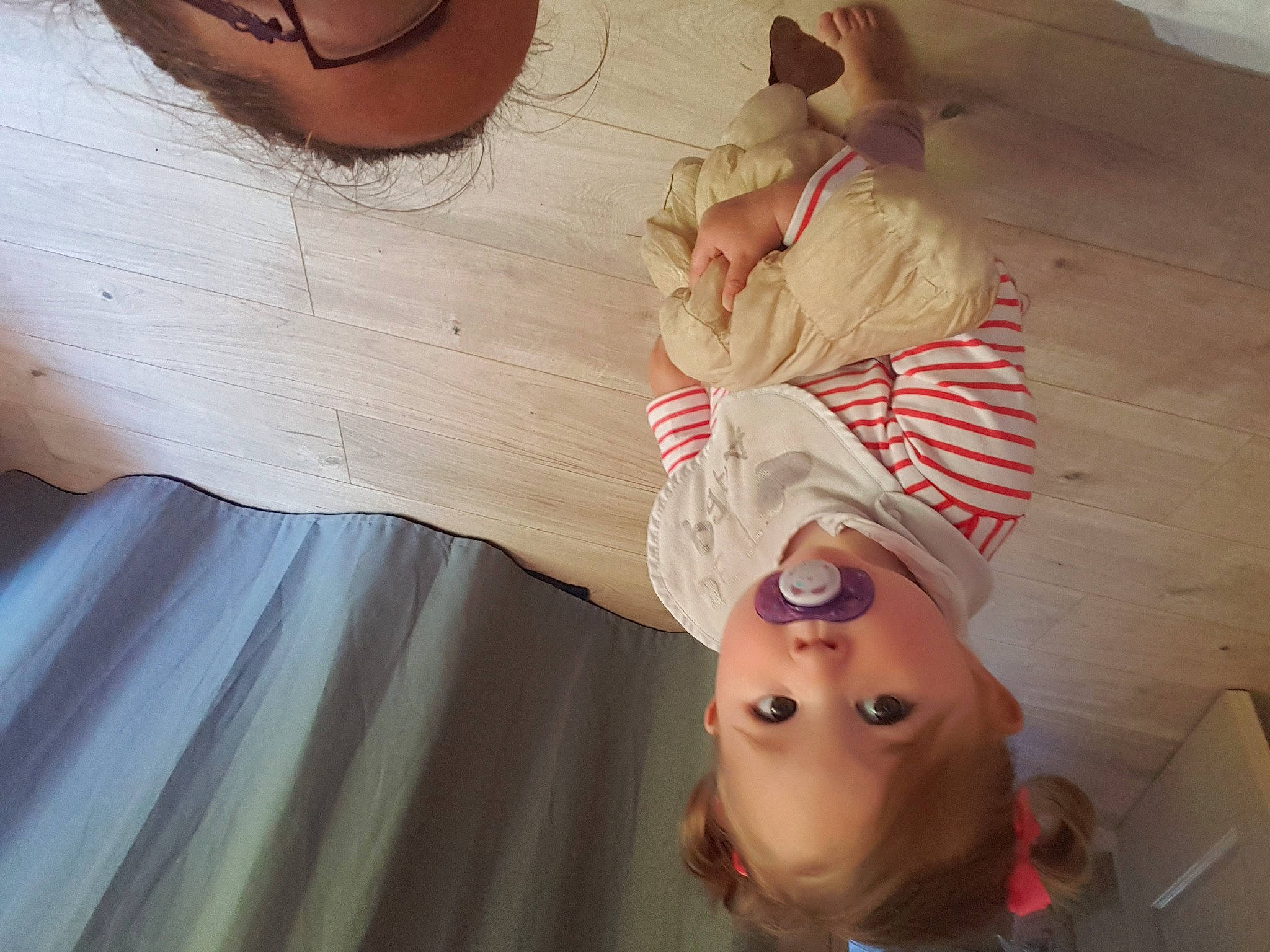 Julia a rejoint le concours — aidez-le/la à gagner de superbes lots ! dress, elbow, eyewear, finger, floor, flooring, gesture, goggles, happy, headgear, human_body, knee, mouth, neck, person, skin, sunglasses, textile, thigh, trunk