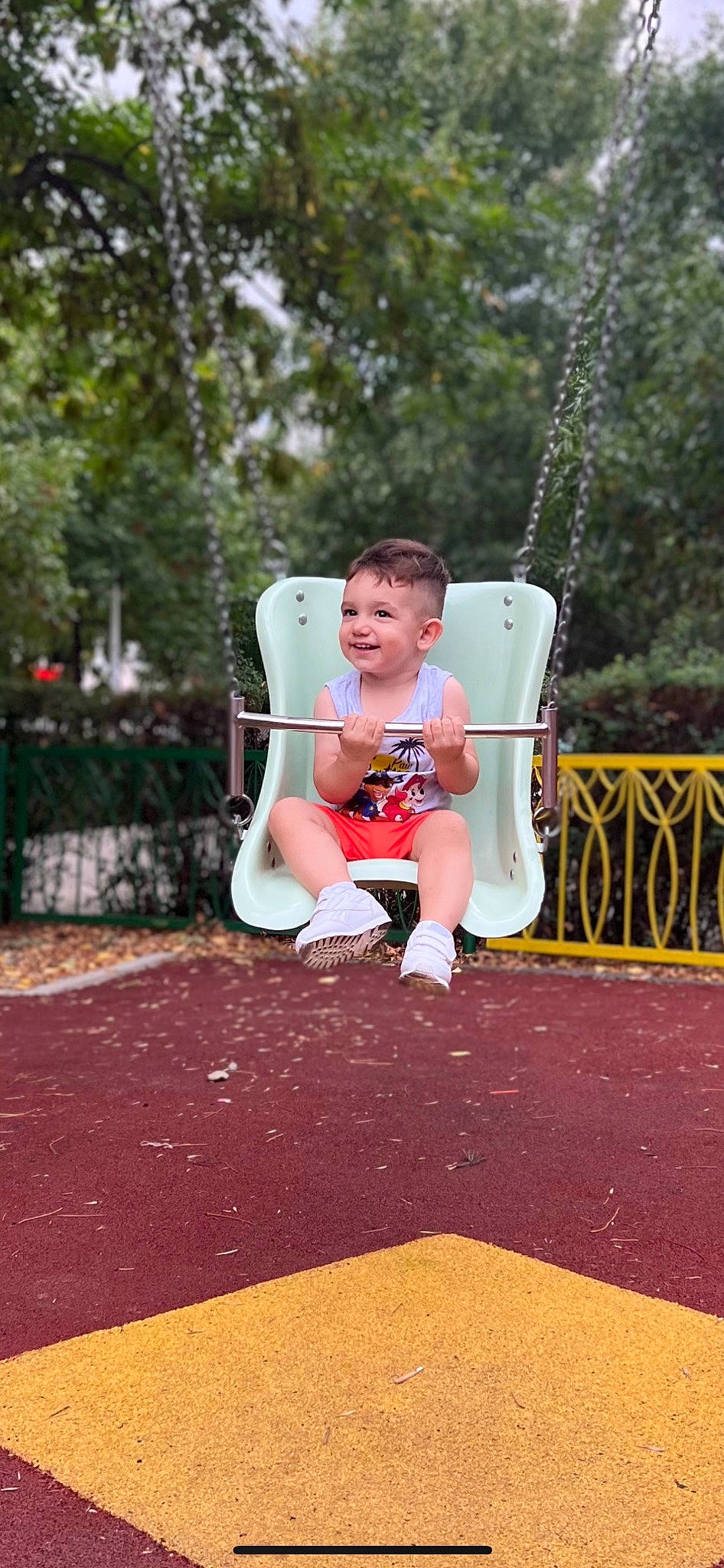 Rafael participe au concours pour gagner de l'argent avec cette photo : baby_toddler_clothing, chute, city, fun, grass, happy, human_leg, joy, leisure, outdoor_play_equipment, person, playground, playground_slide, recreation, shorts, sitting, smile, swing, t_shirt, toddler