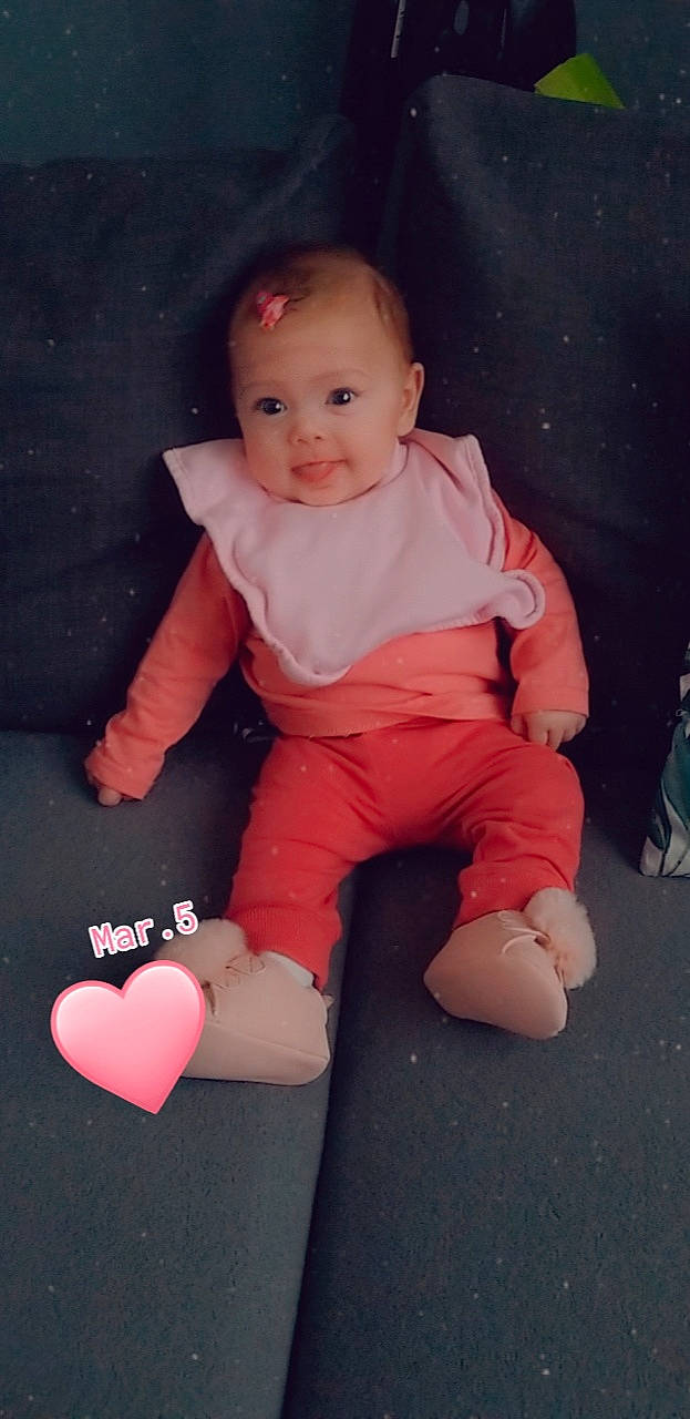 Coline a rejoint le concours — aidez-le/la à gagner de superbes lots ! baby, baby_toddler_clothing, cheek, child, finger, leg, person, pink, play, sitting, skin, toddler