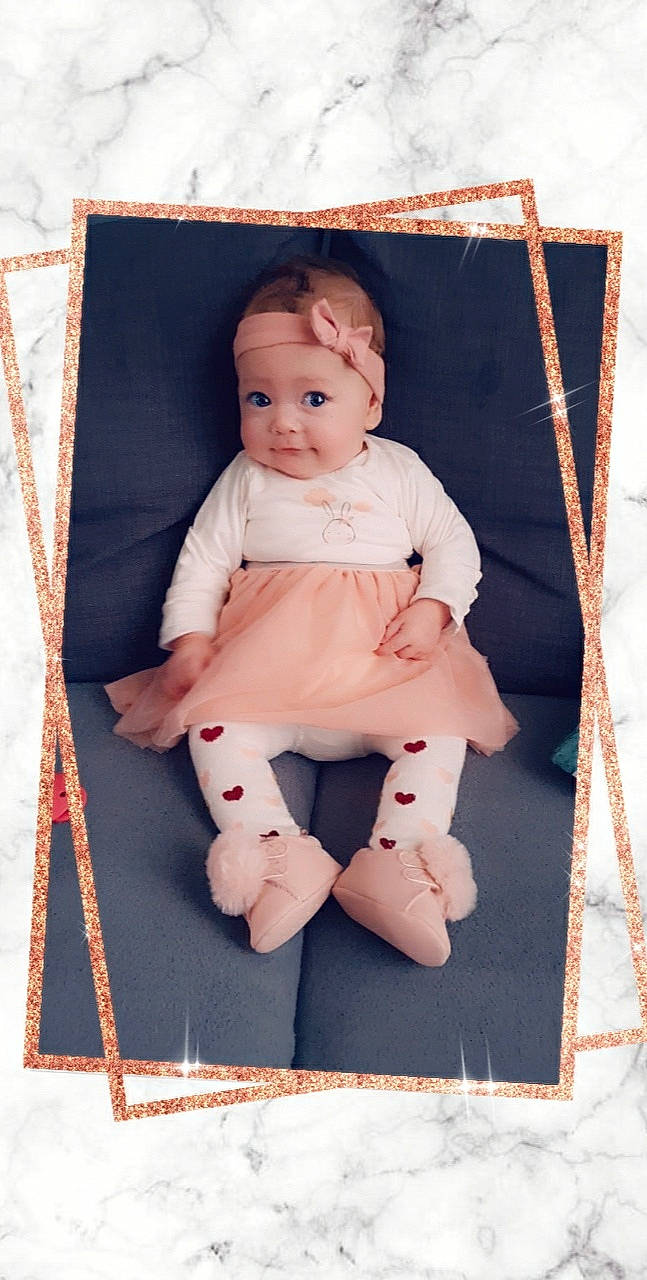 Coline a rejoint le concours — aidez-le/la à gagner de superbes lots ! baby, baby_toddler_clothing, child, child_model, person, photograph, picture_frame, pink, sitting, toddler