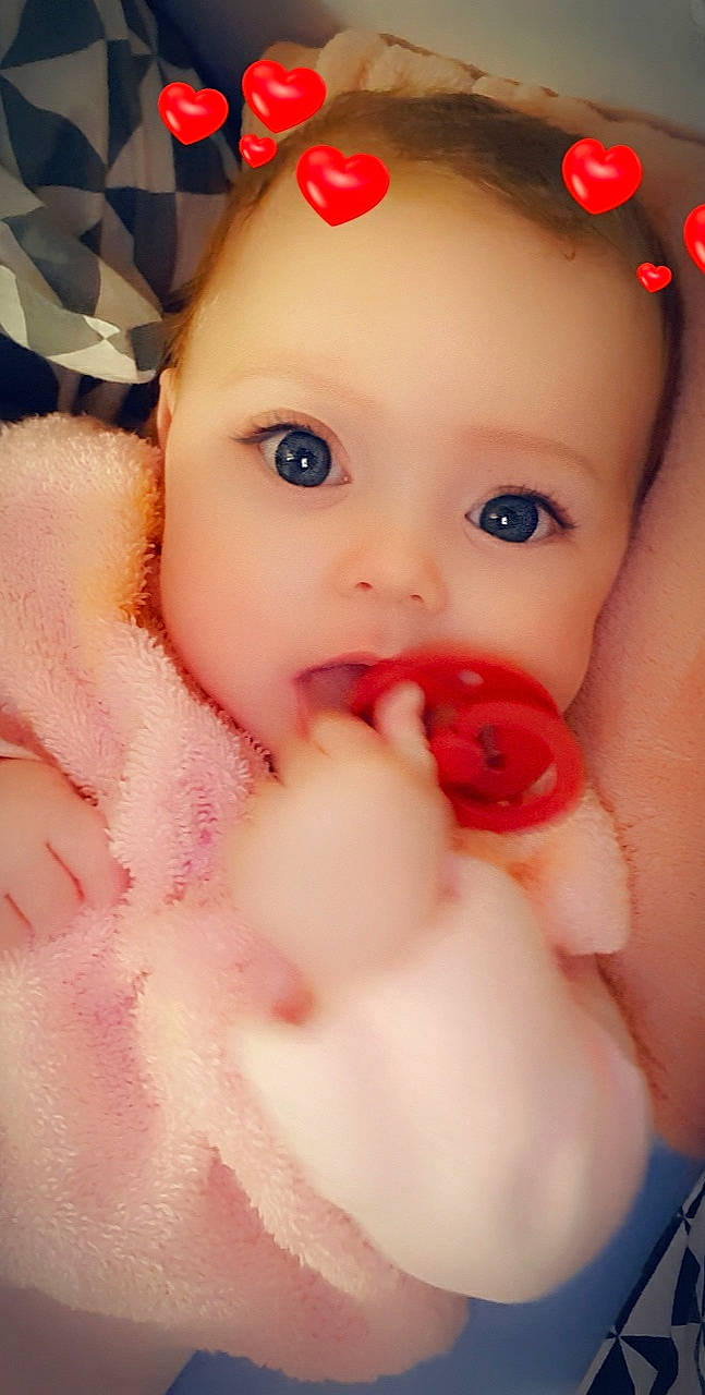 Coline a rejoint le concours — aidez-le/la à gagner de superbes lots ! baby, cheek, child, close_up, eye, face, finger, head, lip, mouth, nose, person, photography, pink, red, skin, smile, sweetness, toddler