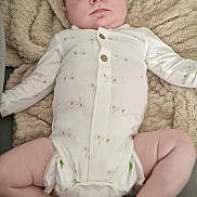 Raphaël participe au concours pour gagner de l'argent avec cette photo : baby, infant, onesie, blanket, diaper, face, person, skin, hand, foot, tattoo, pattern, clothing, laying, indoor, cute, cozy, expression, newborn, soft
