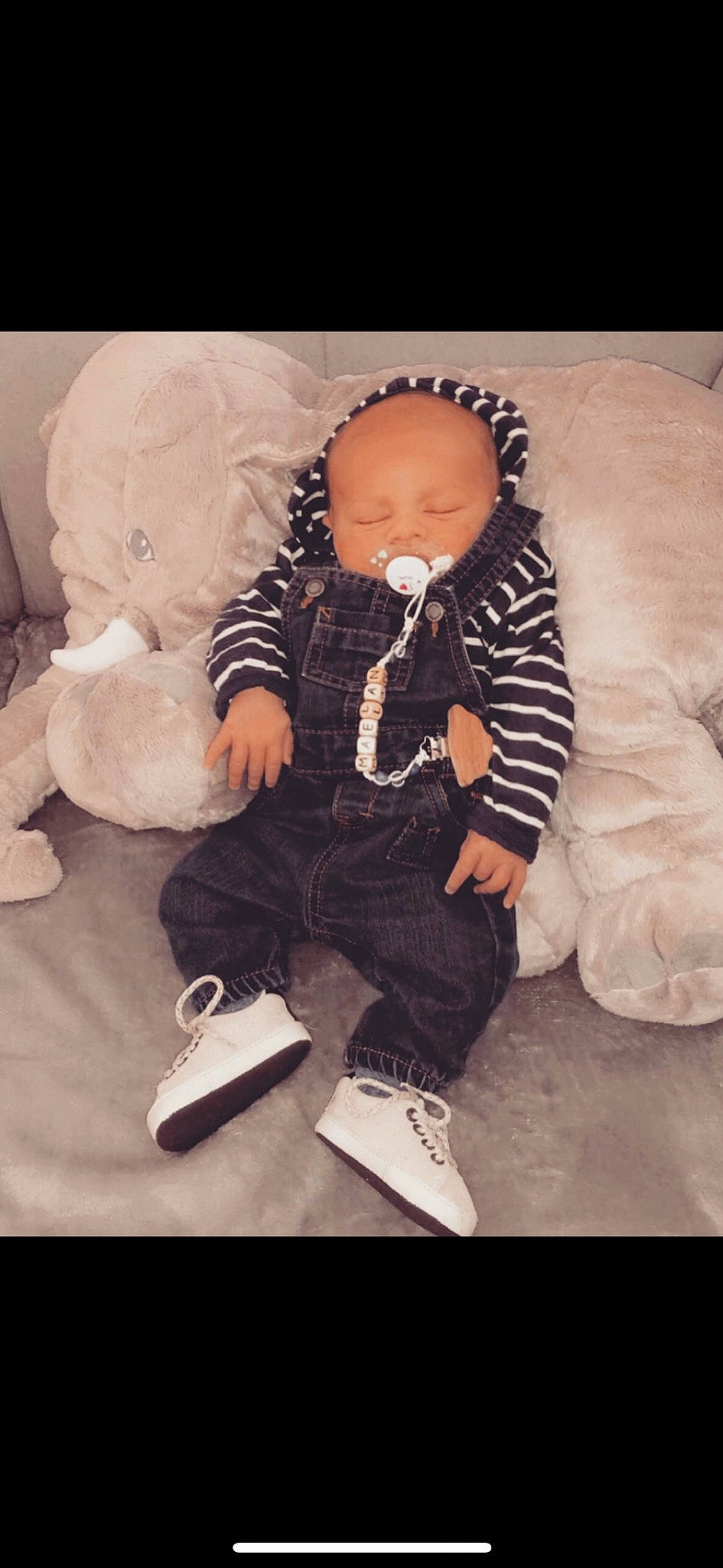 Maëlan participe au concours pour gagner de l'argent avec cette photo : baby, child, head, outerwear, person, photography, shoe, sitting, snapshot, toddler, white