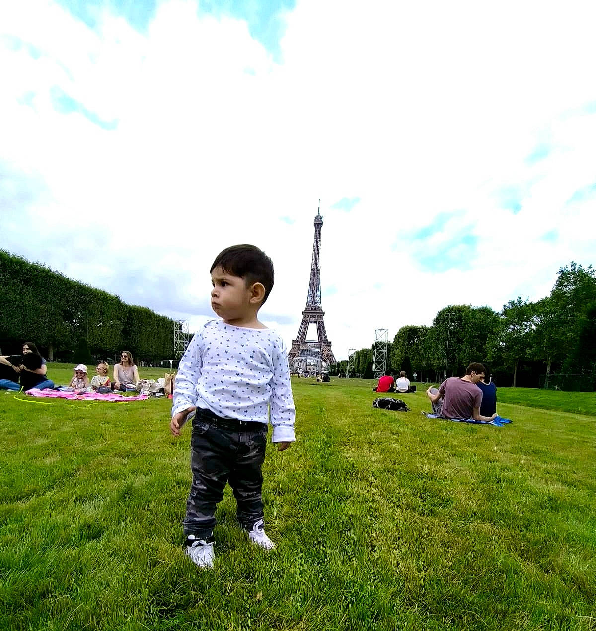 Marcos Abel a rejoint le concours — aidez-le/la à gagner de superbes lots ! cloud, cumulus, fun, grass, grass_family, grassland, green, happy, land_lot, landscape, lawn, leisure, meadow, people_in_nature, person, plant, pole, recreation, sky, toddler