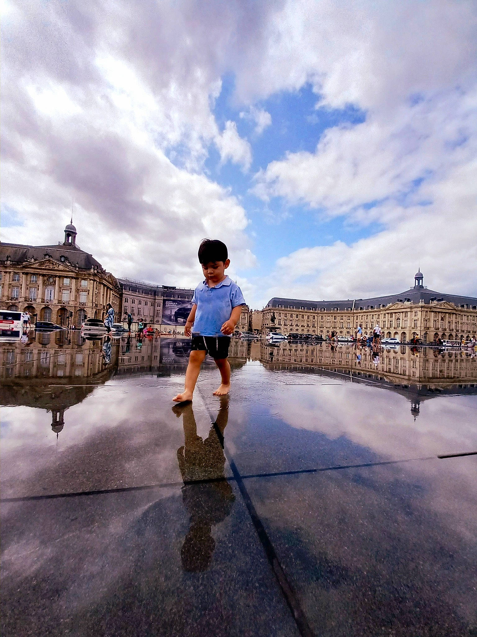 Marcos Abel participe au concours pour gagner de l'argent avec cette photo : calm, cloud, cumulus, flash_photography, happy, horizon, human_leg, landscape, leisure, pedestrian, people_in_nature, person, recreation, reflection, shorts, sky, symmetry, travel, tree, water