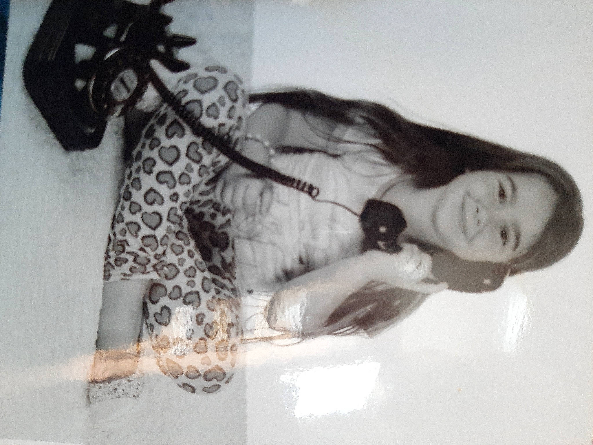 Kessy participe au concours pour gagner de l'argent avec cette photo : art, black_and_white, black_hair, headpiece, illustration, joy, long_hair, person, photography, style