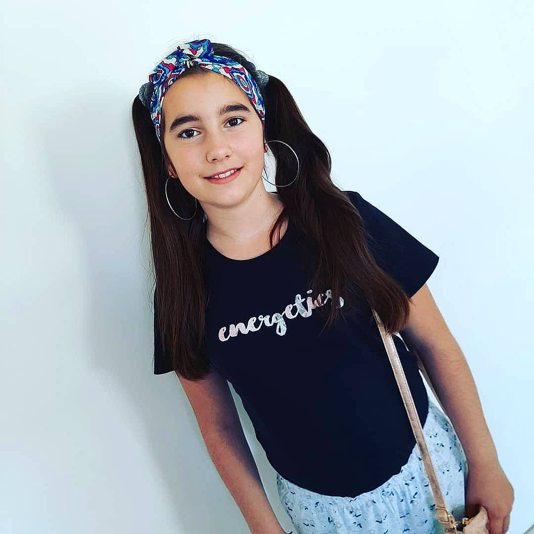 Célia a rejoint le concours — aidez-le/la à gagner de superbes lots ! beanie, black_hair, blue, cap, clothing, fashion_accessory, hair_accessory, head, headband, headgear, headpiece, headwear, joy, lip, long_hair, neck, person, photo_shoot, shoulder, sleeve