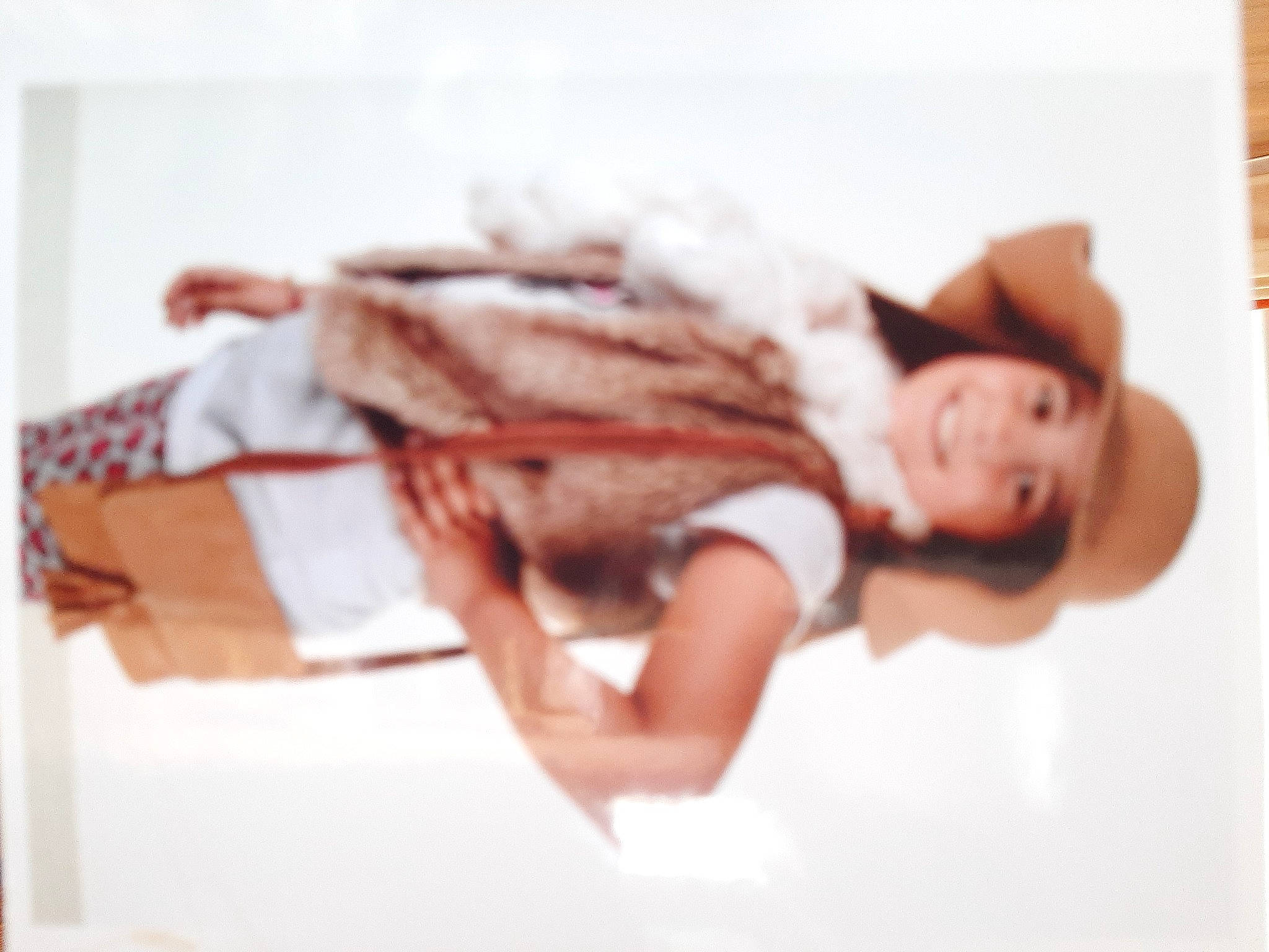 Célia participe au concours pour gagner de l'argent avec cette photo : arm, ear, flesh, headwear, joy, leg, muscle, person, photography