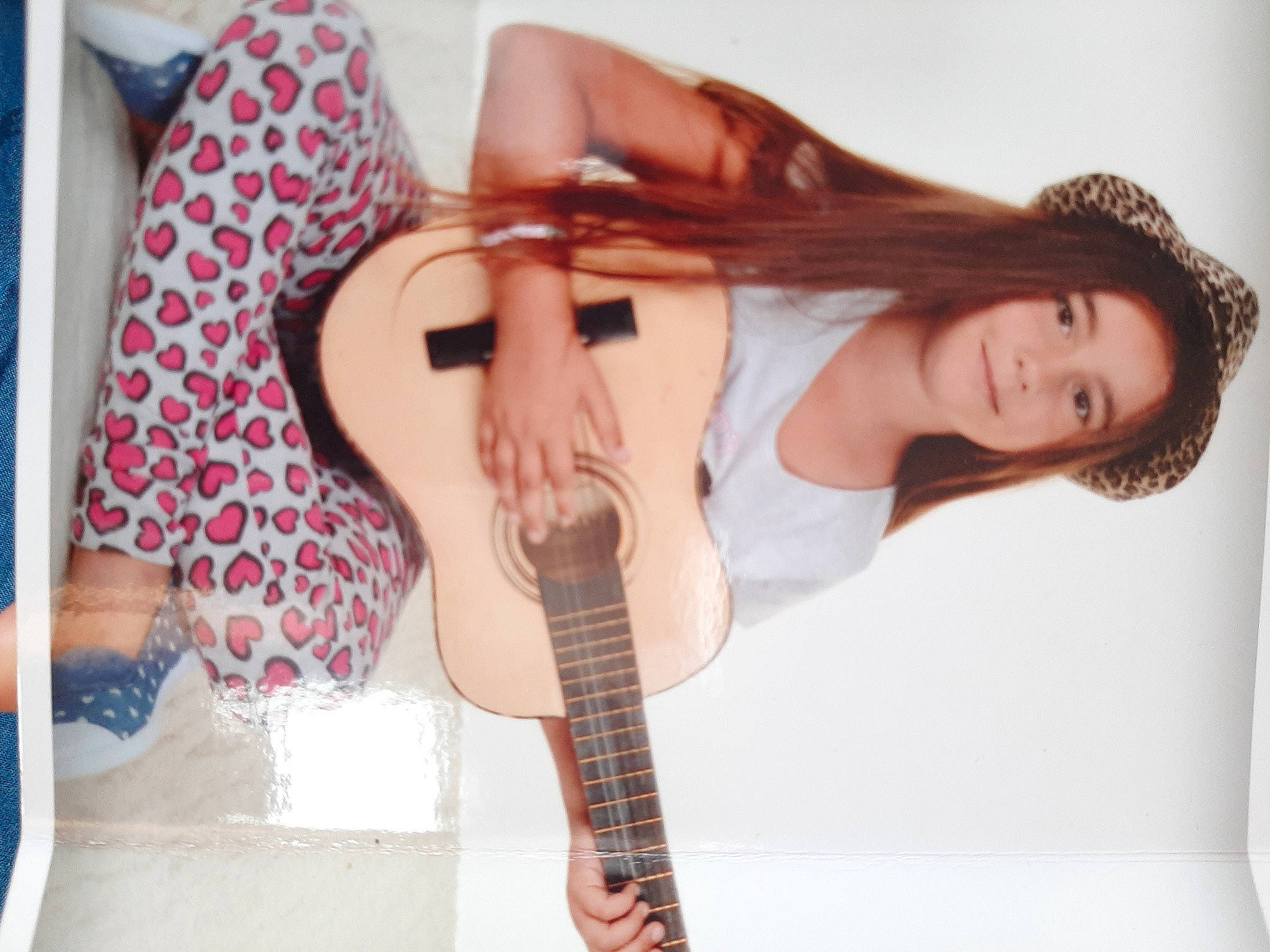 Célia a rejoint le concours — aidez-le/la à gagner de superbes lots ! acoustic_guitar, beauty, brown_hair, flesh, guitar, hand, japanese_idol, joy, leg, long_hair, musical_instrument, musician, person, photo_shoot, photography, plucked_string_instruments, string_instrument, thigh, waist