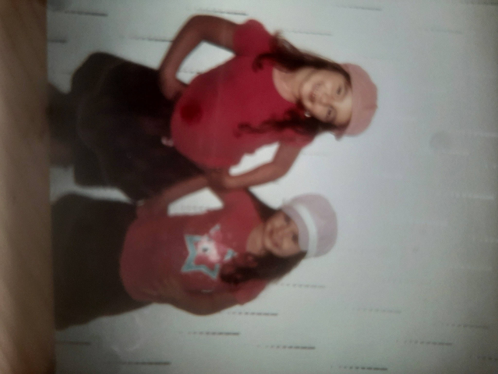 Célia a rejoint le concours — aidez-le/la à gagner de superbes lots ! child, flesh, headwear, joy, mouth, person, pink, red