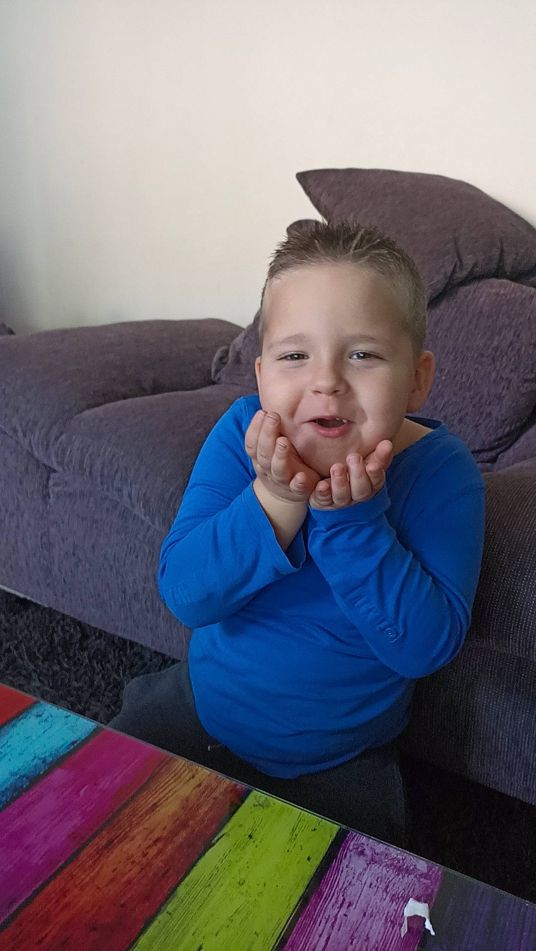 Noha participe au concours pour gagner de l'argent avec cette photo : baby, baby_toddler_clothing, child, comfort, couch, electric_blue, eye, flooring, fun, furniture, gesture, happy, linens, living_room, person, purple, room, sitting, sleeve, textile