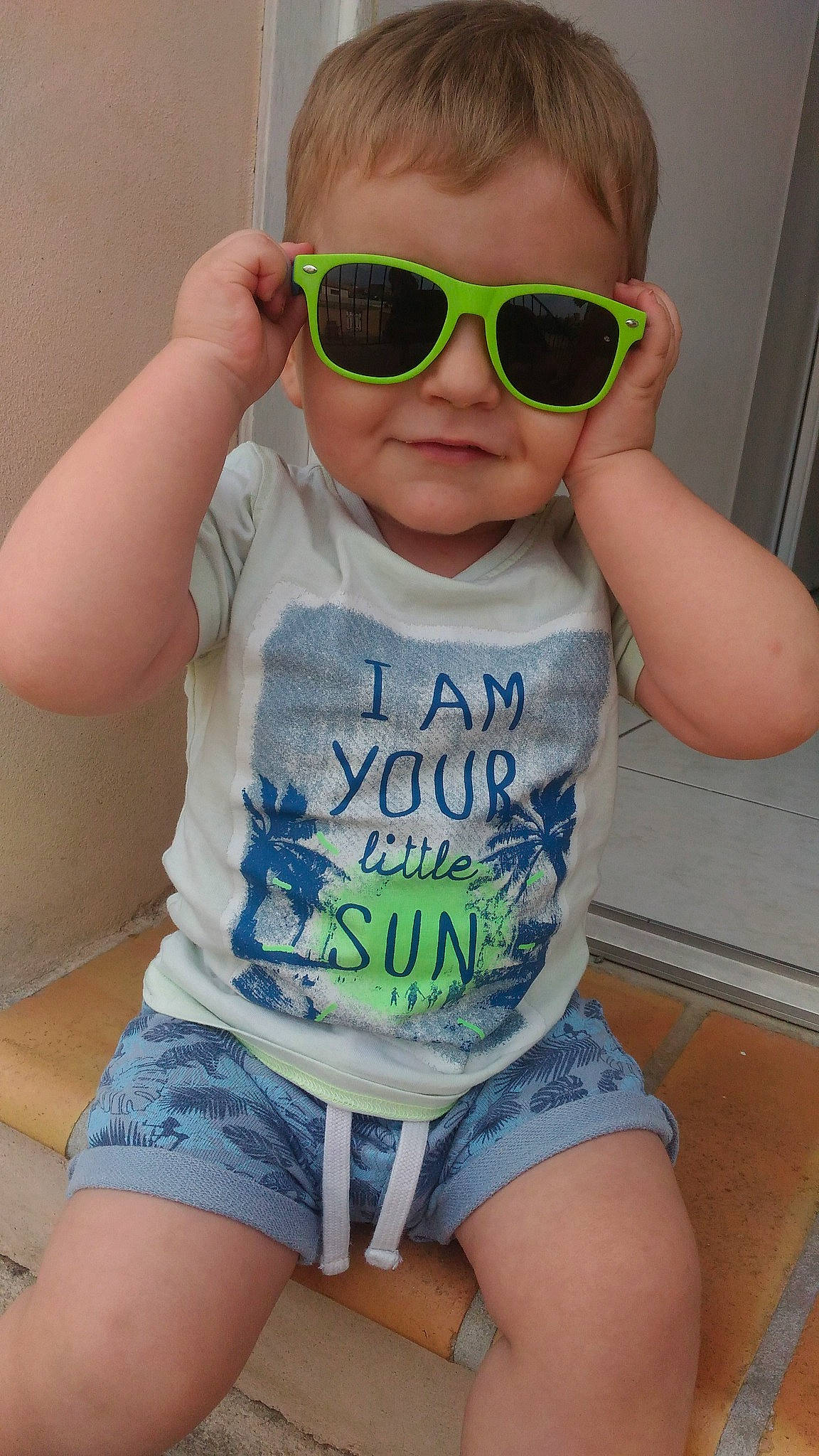 Noha participe au concours pour gagner de l'argent avec cette photo : blue, clothing, eye, face, facial_expression, glasses, goggles, green, hair, hairstyle, head, leg, mouth, organ, person, product, shorts, skin, sunglasses, vision_care