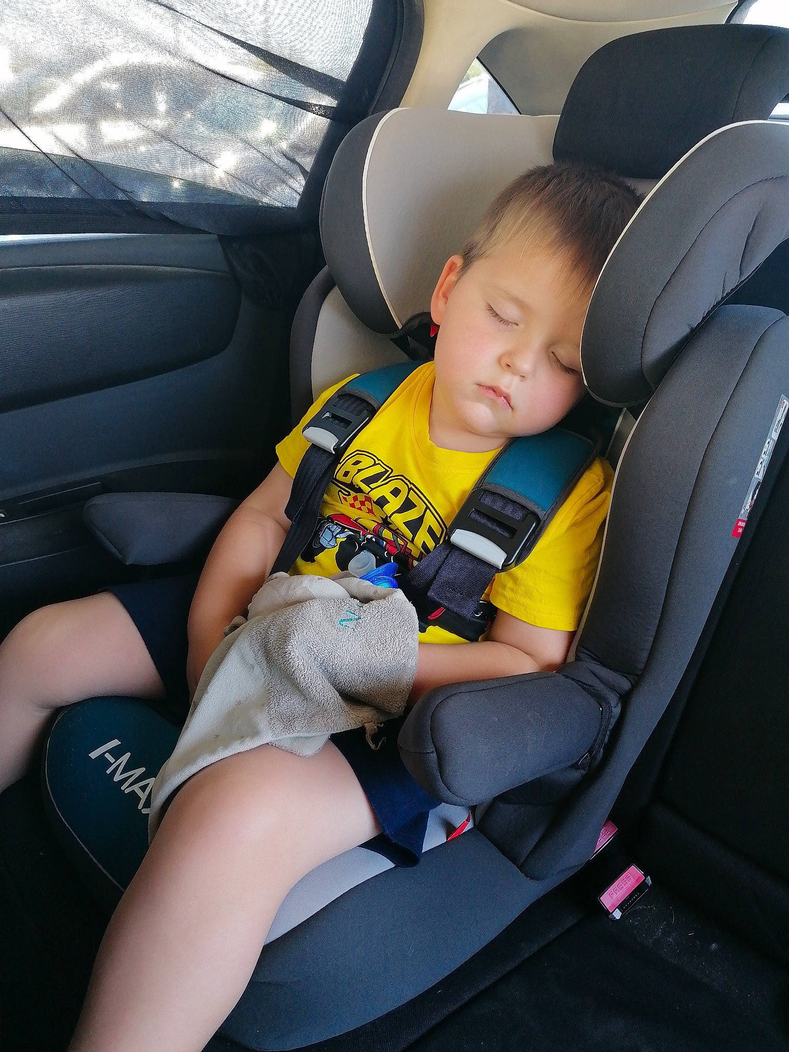 Noha a rejoint le concours — aidez-le/la à gagner de superbes lots ! arm, automotive_design, automotive_exterior, automotive_tire, automotive_wheel_system, car, car_seat, car_seat_cover, comfort, head_restraint, leg, motor_vehicle, person, personal_luxury_car, plant, seat_belt, steering_part, steering_wheel, vehicle, vehicle_door