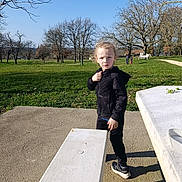 Abel participe au concours pour gagner de l'argent avec cette photo : bare_trees, bench, candid, child, face, grass, jacket, kid, outdoors, park, path, person, picnic_table, portrait, shadow, shoe, sky, sneaker, standing, trees