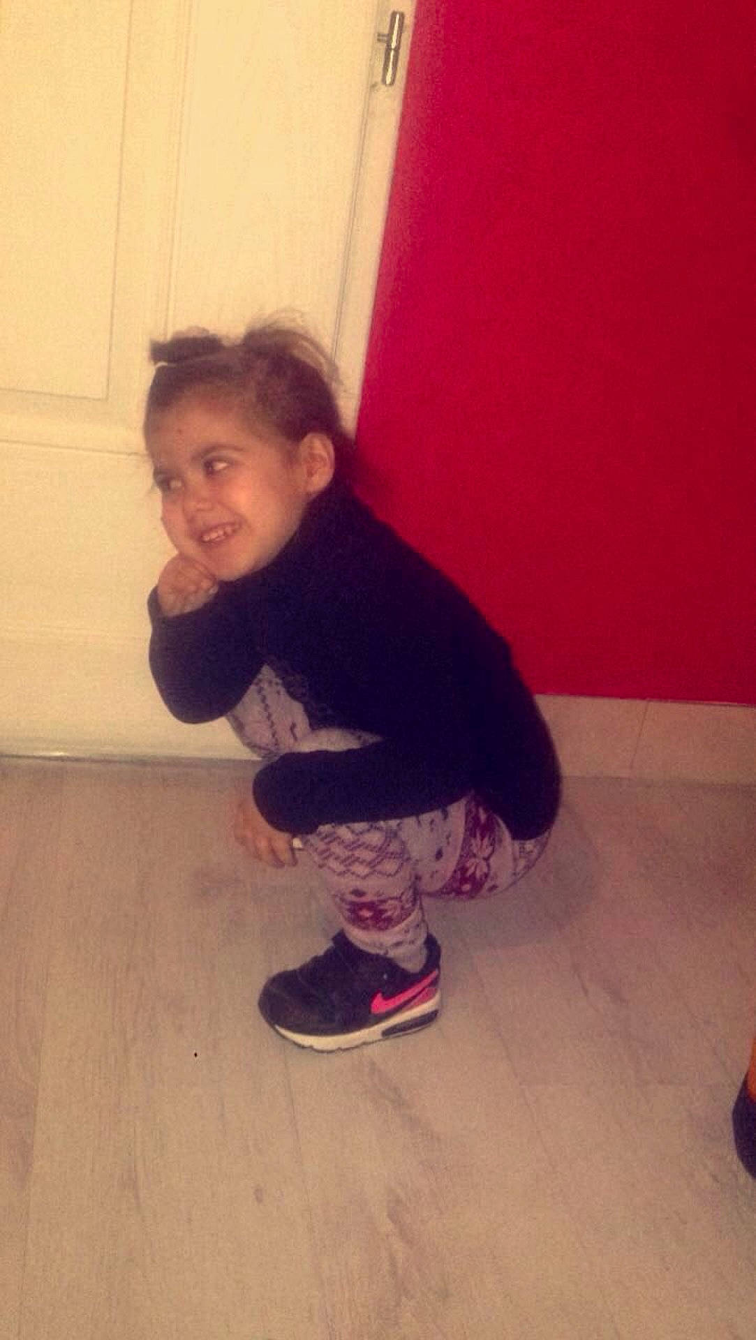 Séléna participe au concours pour gagner de l'argent avec cette photo : arm, child, day, floor, flooring, footwear, fun, girl, human_body, joint, leg, person, play, shoe, shoulder, sitting, standing, toddler