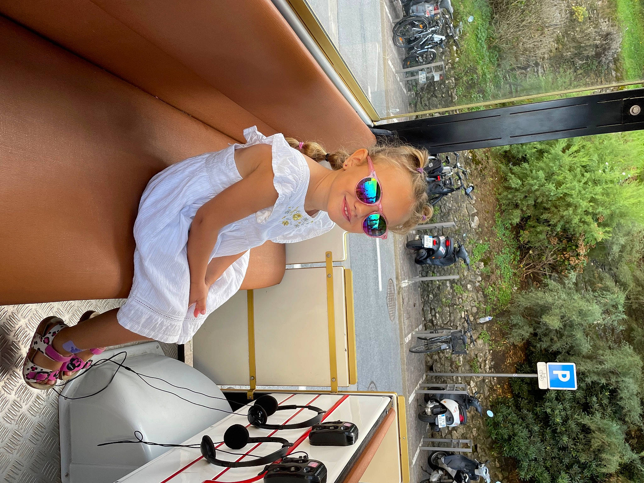 Annabelle participe au concours pour gagner de l'argent avec cette photo : adventure, audio_equipment, automotive_design, automotive_exterior, disc_jockey, electrical_wiring, eyewear, fun, gadget, hat, human_leg, joy, landscape, leisure, person, plant, recreation, soil, sunglasses, thigh