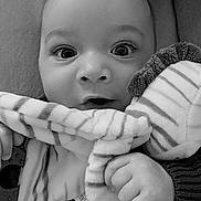 Namron a rejoint le concours — aidez-le/la à gagner de superbes lots ! baby, infant, face, hand, toy, blanket, knitted_sweater, striped, cute, wide_eyes, indoor, soft_toy, clothing, child, portrait, closeup, baby_toy, curious, holding, cozy