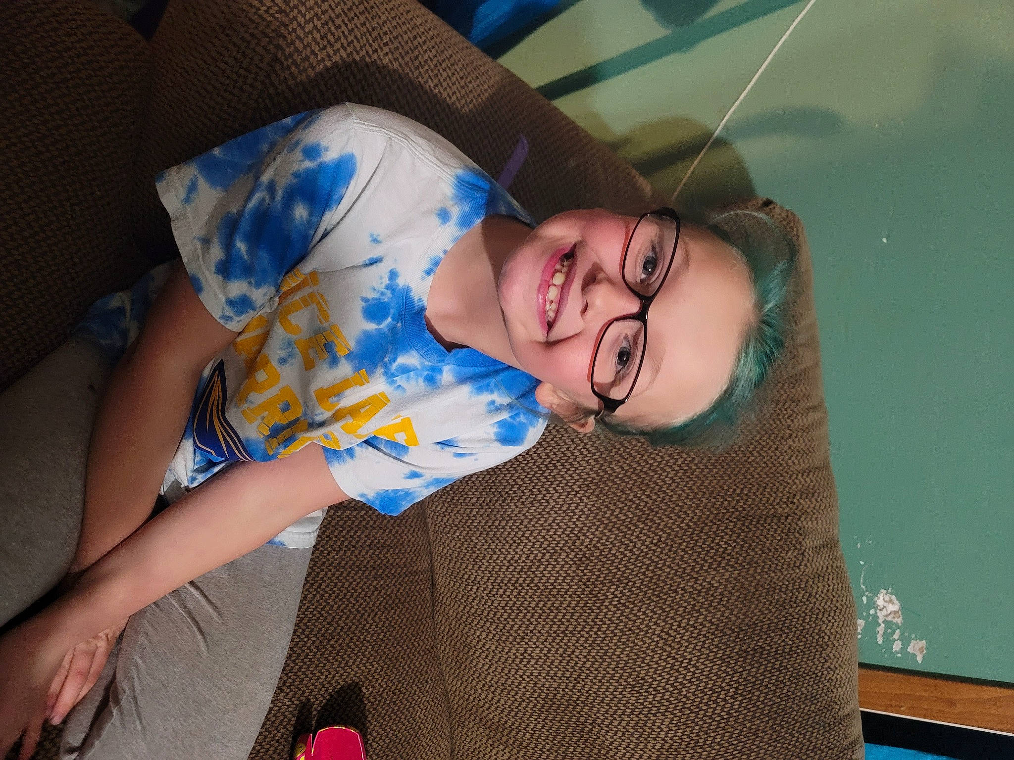 Arizona is registered to the contest to win money with this photo: comfort, elbow, eyewear, finger, fun, glasses, happy, hat, human_leg, joint, joy, knee, leisure, mouth, pattern, person, sitting, skin, smile, thigh