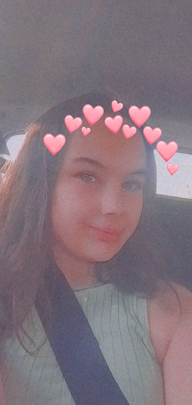 Alizé a rejoint le concours — aidez-le/la à gagner de superbes lots ! black_hair, cheek, chin, cool, ear, eyebrow, eyelash, eyewear, facial_expression, forehead, gesture, headgear, human_body, jaw, lip, mouth, neck, person, petal, pink