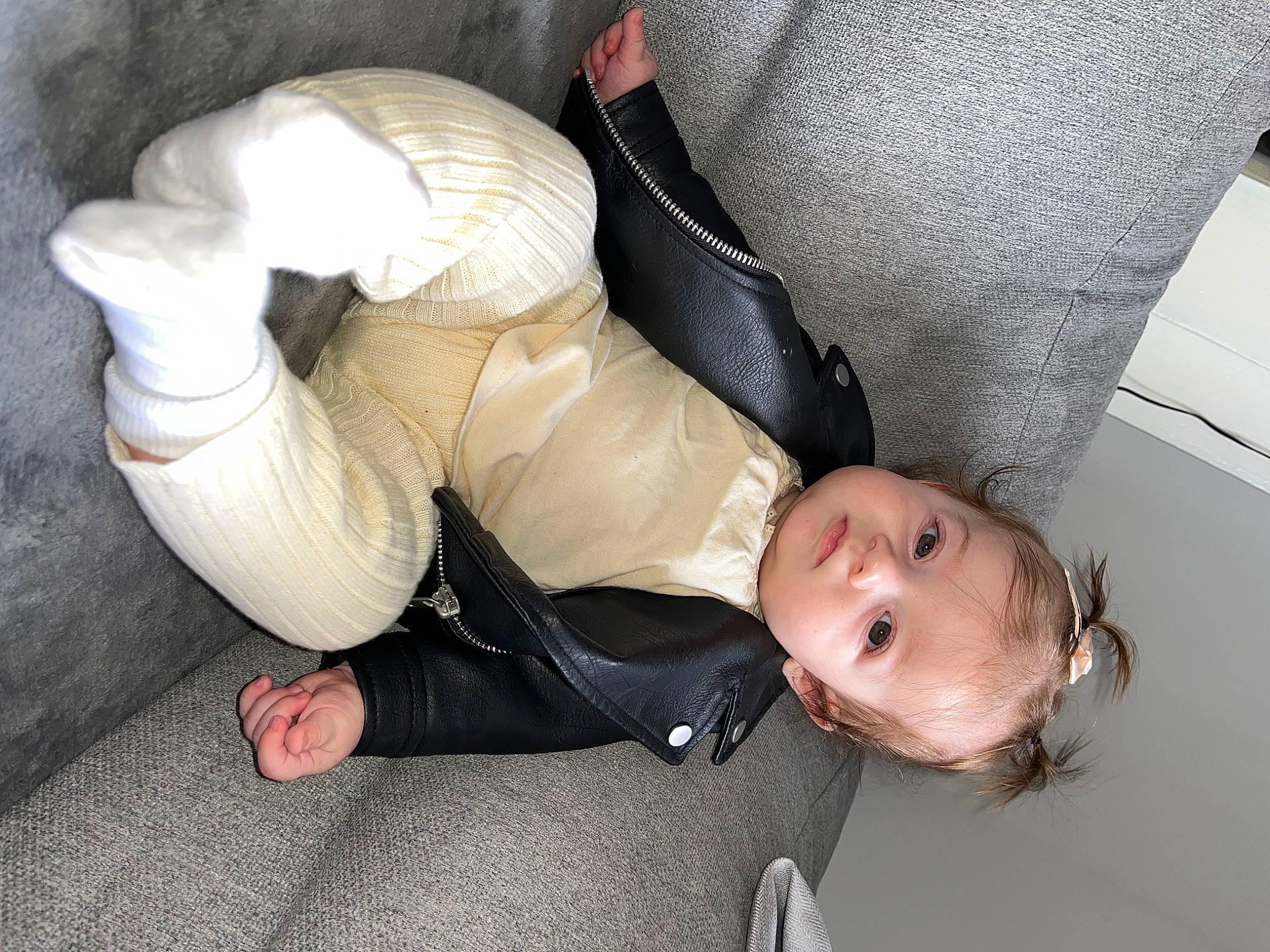 Hannah a rejoint le concours — aidez-le/la à gagner de superbes lots ! baby, baby_toddler_clothing, car_seat, child, comfort, flooring, foot, fur, human_leg, knee, lap, nap, person, sitting, sleep, sock, thigh, toddler, wood