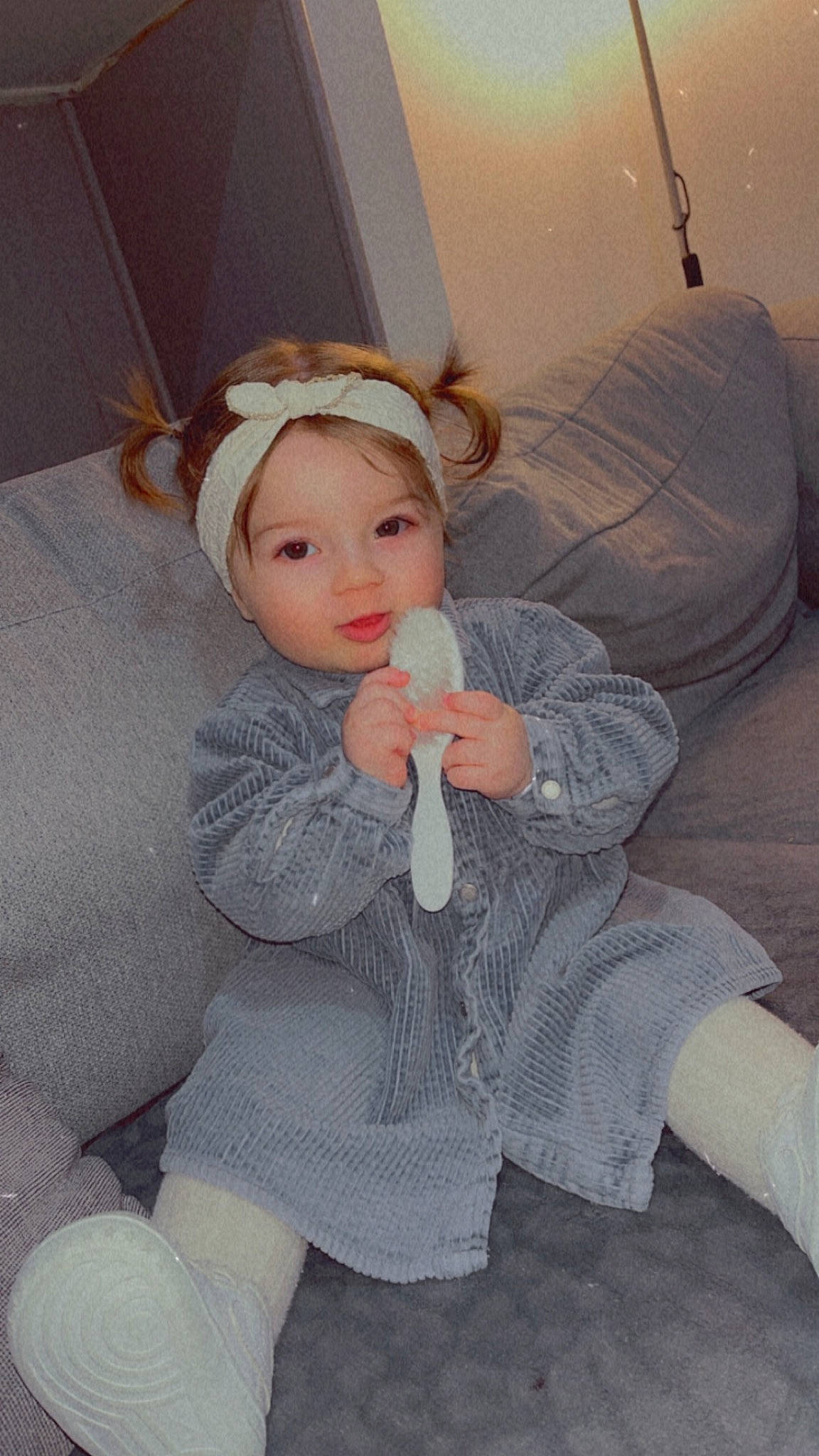 Hannah a rejoint le concours — aidez-le/la à gagner de superbes lots ! baby_toddler_clothing, blond, cheek, child, comfort, couch, eye, facial_expression, floor, flooring, fun, head, headwear, human_leg, lip, mammal, person, sitting, skin, sleeve