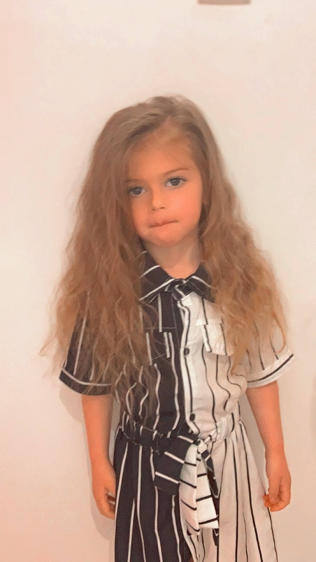 Syana a rejoint le concours — aidez-le/la à gagner de superbes lots ! blazer, chin, clothing, collar, dress_shirt, eyebrow, eyelash, fashion_design, fashion_model, formal_wear, gesture, joint, layered_hair, lip, neck, outerwear, person, sleeve, step_cutting, tie