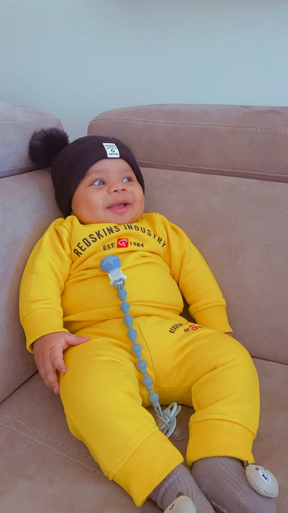 Sayon a rejoint le concours — aidez-le/la à gagner de superbes lots ! baby_toddler_clothing, cap, child, comfort, electric_blue, fun, glove, happy, headwear, human_leg, inflatable, lap, leisure, person, personal_protective_equipment, play, recreation, sitting, sleeve, thigh