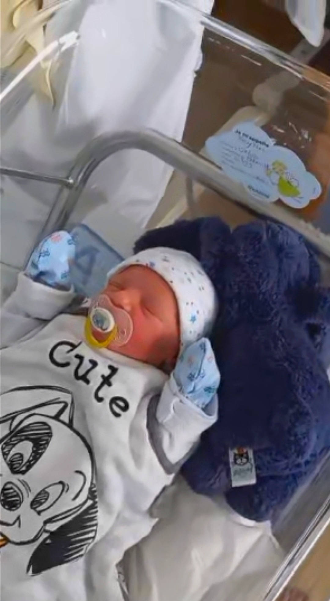 Kaylan a rejoint le concours — aidez-le/la à gagner de superbes lots ! baby, baby_products, baby_safety, baby_sleeping, baby_toddler_clothing, child, comfort, headwear, linens, person, product, room, sleeve, thread, toddler