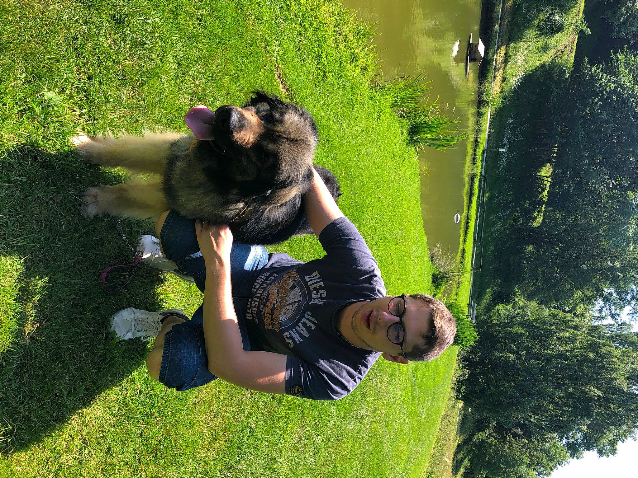 Manny a rejoint le concours — aidez-le/la à gagner de superbes lots ! botany, eyewear, fun, garden, grass, grass_family, green, happy, landscape, lawn, leisure, people_in_nature, plant, recreation, shrub, sunglasses, tree, vegetation, woody_plant