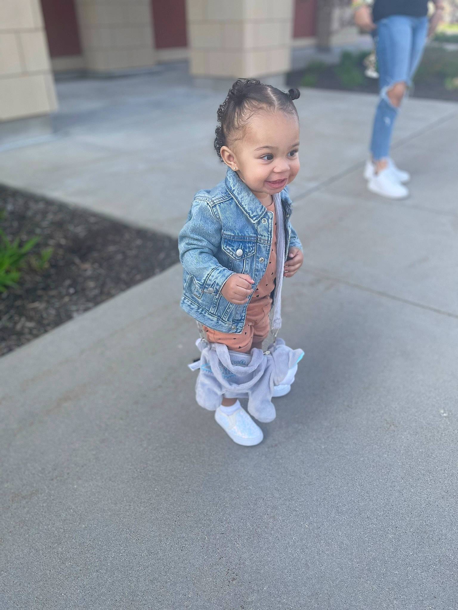 Chanel is registered to the contest to win money with this photo: asphalt, baby, baby_toddler_clothing, child, flooring, grass, happy, head, human_leg, leg, leisure, person, play, recreation, road, road_surface, sidewalk, sitting, sleeve, toddler