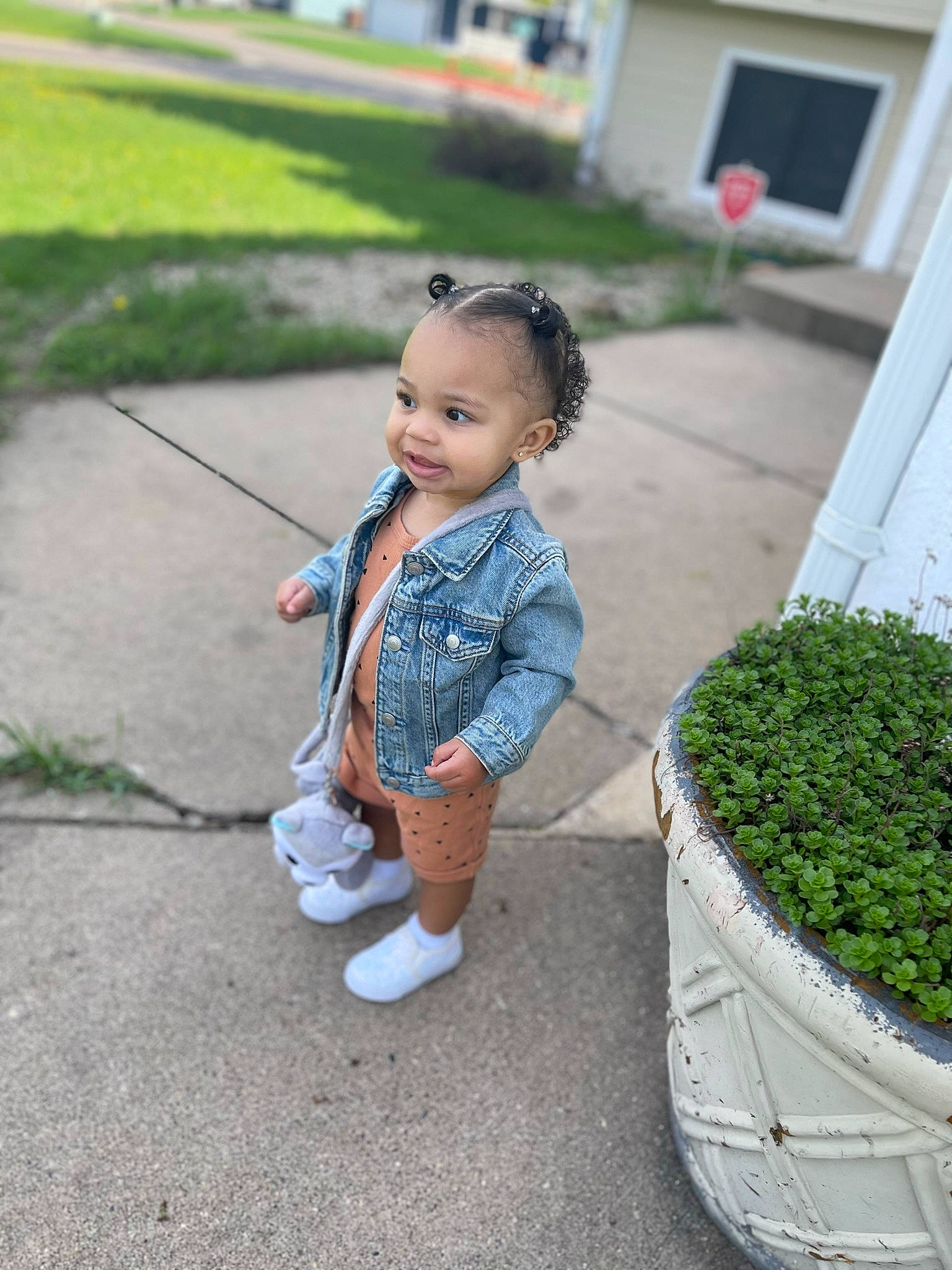 Chanel is registered to the contest to win money with this photo: asphalt, baby, baby_toddler_clothing, child, denim, grass, grass_family, hairstyle, happy, leisure, pattern, person, plant, recreation, road, road_surface, sidewalk, smile, sneakers, t_shirt