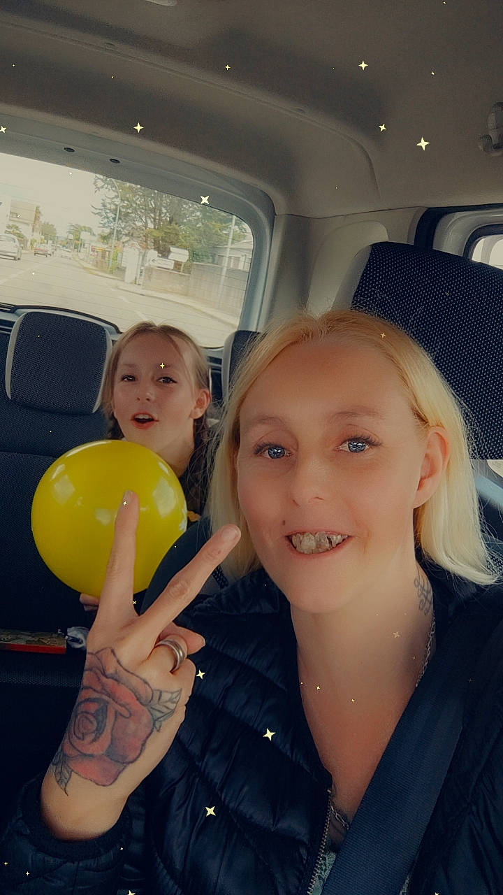 Amarah participe au concours pour gagner de l'argent avec cette photo : automotive_exterior, balloon, car_seat, child, event, facial_expression, family_car, fun, gesture, hairstyle, happy, joy, leisure, motor_vehicle, nose, party_supply, person, smile, thumb, toddler