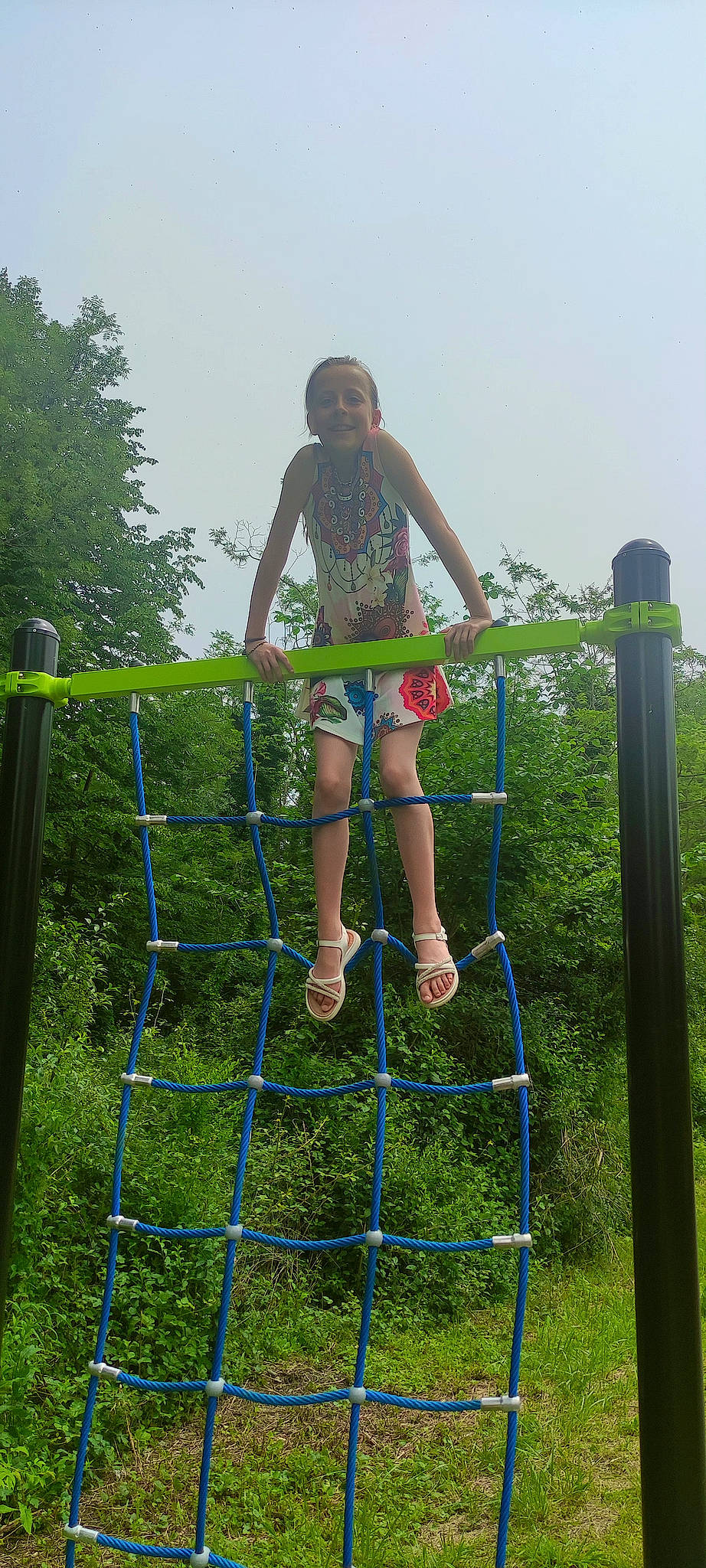 Amarah a rejoint le concours — aidez-le/la à gagner de superbes lots ! balance, city, electric_blue, foot, fun, grass, joy, leisure, net, outdoor_play_equipment, people_in_nature, person, play, recreation, shorts, sky, t_shirt, thigh, tree, vacation